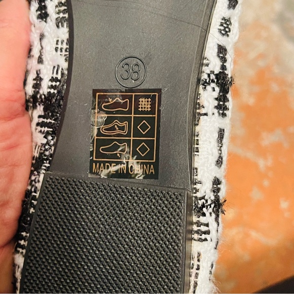 🕊️NWOB! Beautiful Black & White Wool Plaid Fringe Flats! - Picture 8 of 9
